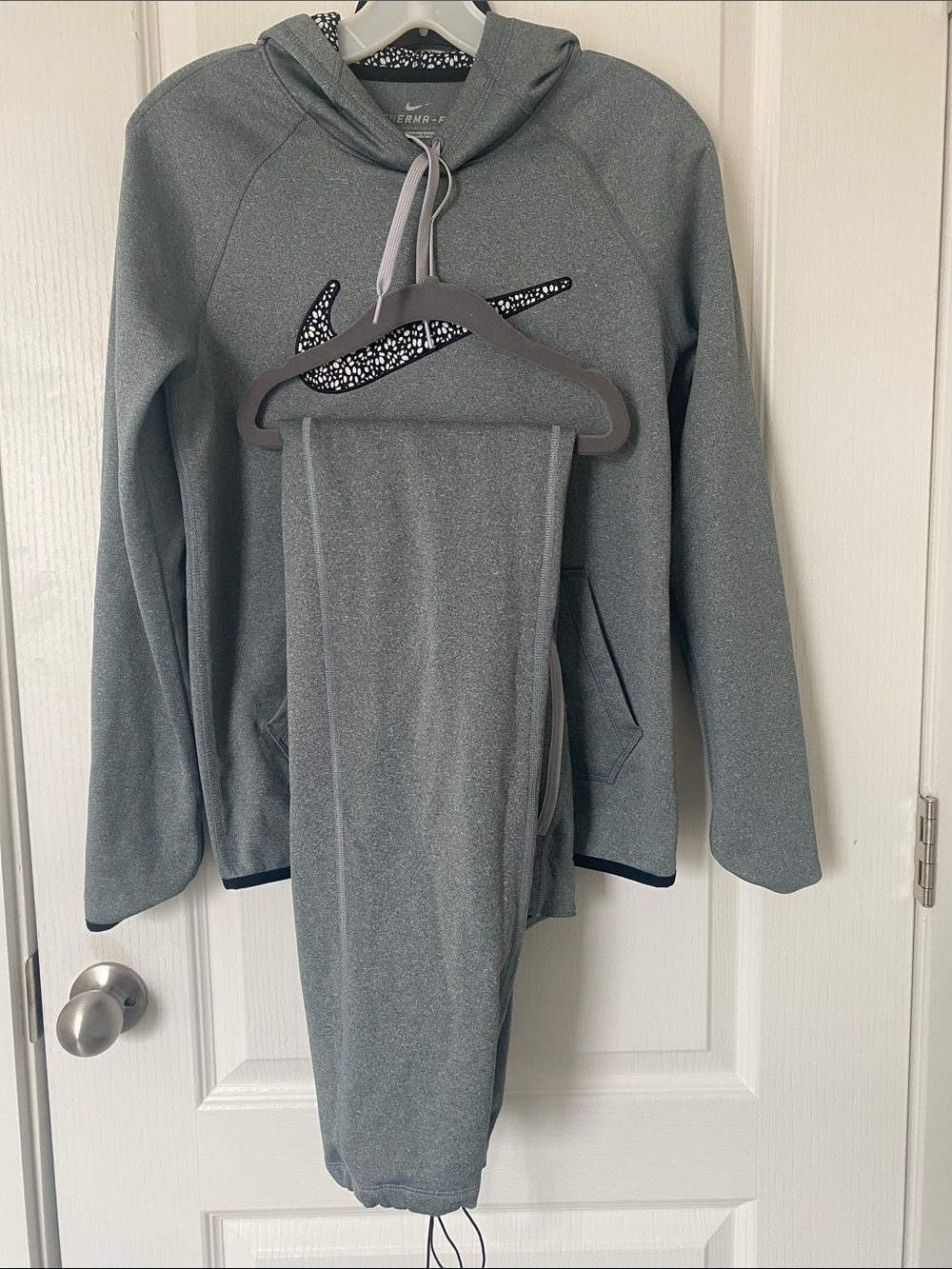 Nike Therma-Fit Speckled Swoosh Hoodie and Joggers Set in Gray (XS)